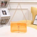 Leuchtend orangefarbene transparente PVC-Gelee-Tasche mit Perlenanhänger und goldener Kette - Orange