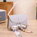 Bolso bandolera gris acolchado con asa de perlas, cadena y detalle elegante de pañuelo - Gris