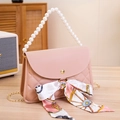 Bolso acolchado rosa con asa de perlas grandes y accesorio de pañuelo seda - Rosa