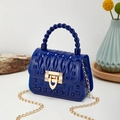 Mini-Handtasche in Dunkelblau mit Rautenmuster, Goldnieten und Kettenriemen - Blau