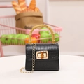 Mini borsa nera a coccodrillo con manico in bambù e tracolla a catena dorata - Nero