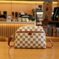 Sac bandoulière beige à carreaux avec bordure marron et motifs de lettres d'art - Blanc