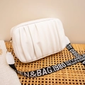 Sac bandoulière plissé blanc en PU avec large bandoulière à logo et détails dorés - Blanc