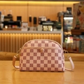 Sac bandoulière coquille marron-rose à damier avec lettres rétro et boucles dorées - Rose