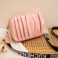 Sac bandoulière rose plissé en PU avec large sangle imprimée et détails dorés chics - Rose