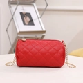 Bolso cilíndrico acolchado rojo con correa de cadena dorada y diseño de rombos - Rojo