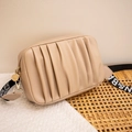 Sac bandoulière beige en similicuir plissé avec une large sangle en tissu imprimé - Abricot