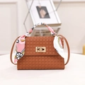 Bolso de mano marrón a cuadros con pañuelo decorativo y hebilla de metal dorado - Marrón
