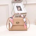 Bolso de hombro beige con relieve de rejilla, cierre dorado y pañuelo de seda rosa - Caqui