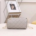 Bolso cilíndrico acolchado gris con cadena dorada y detalles de rombos minimalistas - Gris
