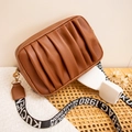 Sac bandoulière marron en PU plissé avec une large bandoulière élégante à lettres - Marron