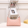 Roze gewatteerde schoudertas in baguette-stijl met lederen riem en gouden hanger - Roze