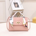 Elegante rosa karierte Handtasche mit Prägung und floralem Seidentuch-Griffdekor - Rosa