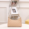 Chique beige gewatteerde schoudertas met fijn stiksel en gouden metalen details - Khaki
