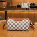 Borsa a tracolla tonda con motivo a lettere beige e finiture in pelle marrone - Bianco