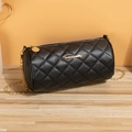 Schwarze gesteppte Zylindertasche mit goldener Kette und metallischem Logo-Detail - Schwarz