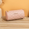 Borsa a tracolla cilindrica rosa trapuntata con catena dorata su tavolo in legno - Rosa