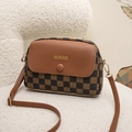 Bruine geruite crossbodytas met gouden belettering en een slanke schouderband - koffiekleur