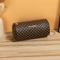 Piccola borsa a cilindro trapuntata marrone scuro con ricamo oro e catena - Monogramma Marrone