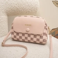 Lichtroze lederen crossbody tas met gouden merkletters en monogram print patroon - Roze