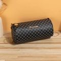 Borsa a cilindro nera con motivi floreali vintage e tracolla a catena dorata - Anello di Metallo Nero