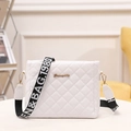 Bolso bandolera blanco acolchado con logo dorado y correa ancha estampada chic - Blanco