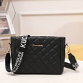 Bolso bandolera negro acolchado con correa ancha de letras y detalles dorados - Negro