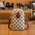 Verticale crème crossbodytas met letter-schaakbordpatroon en bruine schouderriem - Wit