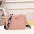 Bolso bandolera acolchado rosa con correa ancha estampada y logo de Sunnycity - Rosa