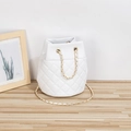 Borsa a secchiello trapuntata bianca con catena dorata e motivo a rombi ricamati - Bianco