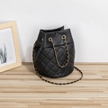 Elegante borsa a secchiello trapuntata nera con catena dorata e chiusura a coulisse - Nero