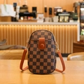 Bruine geruite crossbody mini-tas met letterprint en verstelbare riem op houten tafel - Bruin