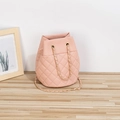 Borsa a secchiello rosa trapuntata con catena dorata e cuciture a rombi classiche - Rosa