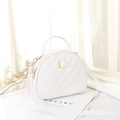 Elegante borsa a mano in pelle trapuntata bianca con dettagli dorati e tracolla rimovibile - Bianco