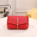 Sac à bandoulière matelassé rouge avec pompon doré et bandoulière en chaîne fine - Rouge