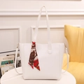 Weiße große Shopper Tasche aus PU Leder mit elegantem Seidenschal am Griff - Weiß