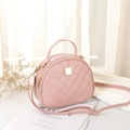 Borsa a mano trapuntata a semicerchio in rosa con finiture metalliche dorate - Rosa