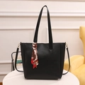 Große schwarze strukturierte Shopper-Tasche mit Seidenschal und verstellbarem Gurt - Schwarz