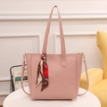 Minimalistische rosa Leder-Einkaufstasche mit Seidenschal-Akzent auf weißem Tisch - Rosa