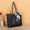 Sac fourre-tout noir matelassé en cœur avec petite pochette enveloppe et foulard en soie - Noir