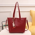 Elegante tiefrote Leder-Tote-Bag mit dekorativem Schal und goldenen Beschlagakzenten - Rot