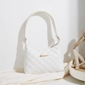 Bolso de hombro acolchado blanco de piel sintética con logo dorado y hebilla ajustable - Blanco
