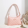 Bolso hobo rosa acolchado en cuero sintético con elegante logotipo metálico dorado - Rosa