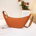 Bolso bandolera de media luna marrón caramelo minimalista en nailon ligero con cierre dorado - Naranja
