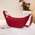 Bolso bandolera de media luna rojo vino minimalista con correa ajustable y cremallera - Rojo