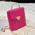 Sac de téléphone matelassé rose rouge avec anse en perles et fermoir cœur doré - Rose rouge