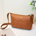 Bruine crossbody tas met V-vormig quiltpatroon en gouden merkhandtekening - Bruin