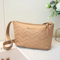 Beige schoudertas van kunstleer met golfpatroon stiksels en goudkleurig metalen logo - Abrikoos