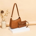 Set borsa a spalla marrone caramello con trapuntatura a onde e pochette coordinata - Marrone