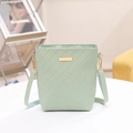 Minimalistische mintgrüne Beuteltasche mit diagonaler Webstruktur und goldener Hardware - Grün